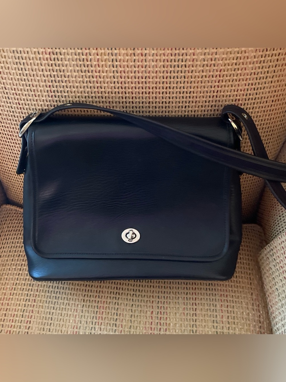 Classic Black Leather Shoulder Bag with Turn-Lock Closure